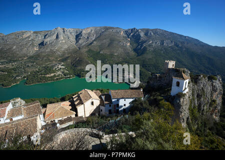 Blick auf alte Dorf und Glockenturm mit der Behälter unter Stockfoto