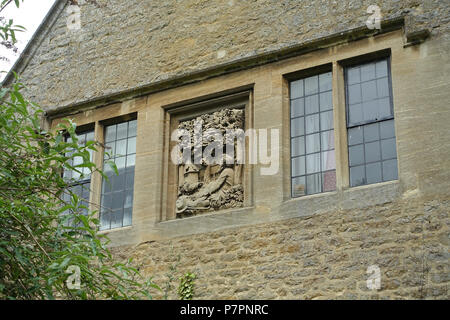 N/A. N/A 401 William Morris Memorial Cottage, mit Relief von Morris von George Jack, Ansicht 2 - Kelmscott, Oxfordshire, England - DSC 09933 Stockfoto