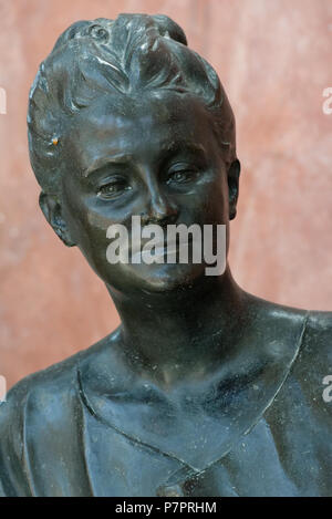 . Portrait von Nélie Jacquemart-André, französischer Maler. Englisch: Detail aus dem Grab des Nélie Jacquemart-André in der Kapelle der Abtei von Chaalis, Frankreich. Français: Détail du Tombeau de Nélie Jacquemart-André dans la Chapelle de l'Abbaye de Chaalis, Oise, Frankreich. . 1925 88 Chapelle de Chaalis 2017-03-25 n 20. Stockfoto