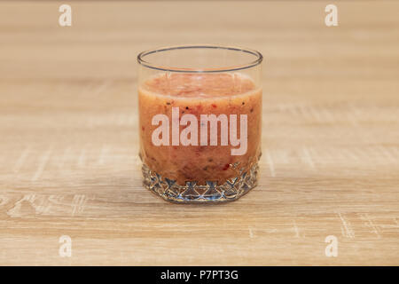 Glas der gesunden Cocktail mit Chia Samen, Mango, Himbeer und Kokosnuss Wasser Stockfoto