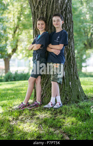 12 yeard alter Bruder und 8 yead alte Schwester, für Porträts Cranbrook, BC, Kanada posieren. Model Released, Boy Nr. 105, Mädchen Nr. 104 Stockfoto