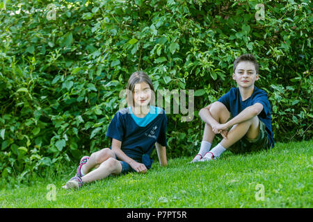 12 yeard alter Bruder und 8 yead alte Schwester, für Porträts Cranbrook, BC, Kanada posieren. Model Released, Boy Nr. 105, Mädchen Nr. 104 Stockfoto