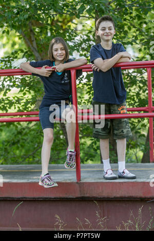 12 yeard alter Bruder und 8 yead alte Schwester, für Porträts Cranbrook, BC, Kanada posieren. Model Released, Boy Nr. 105, Mädchen Nr. 104 Stockfoto