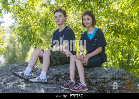 Im Freien von 12 yeard alter Bruder und 8 yead alte Schwester, posieren für Porträts. Cranbrook, BC, Kanada. Model Released, Boy Nr. 105, Mädchen Nr. 104 Stockfoto