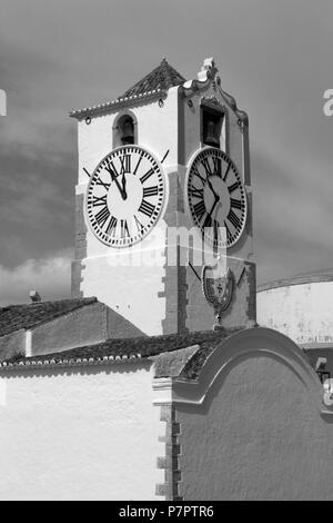 Schwarz-weiß-Bild der Glockenturm der Kirche von Santa Maria do Castelo, Tavira, Algarve, Portugal Stockfoto