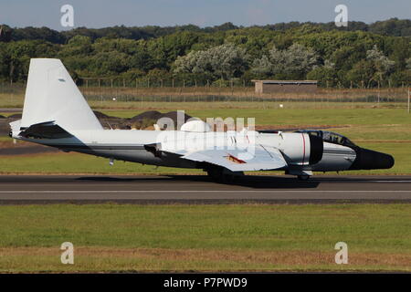 N926NA, ein Martin WB-57F Canberra, betrieben von der NASA, bei der Landung am Flughafen Prestwick nach einem Transatlantik-Flug. Stockfoto