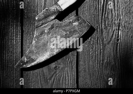 Alte Breite vorangegangen ax mit Holz- haft auf Holzbrett Hintergrund Stockfoto