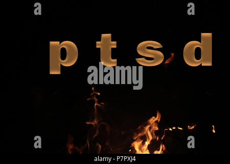 PTSD medizinische Abkürzung oder Kürzel des post-traumatischen Stress Syndrom, psychische Störung, die durch traumatische Ereignisse verursacht. Wort PTSD auf Feuer Hintergrund, Bild Stockfoto