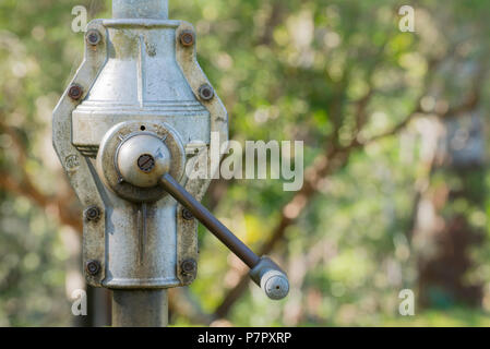 Die Fensterhebermechanik der Hügel Hoist Wäschetrockner Linie in einer australischen Hinterhof Stockfoto