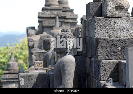 Borobudur, Indonesien - 23. Juni 2018: Blick auf die buddhistischen Tempel von Borobudur, in der Nähe von Jogjakarta Stockfoto