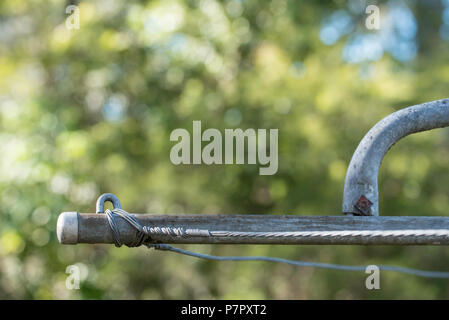 Auf der Suche auf einen teilweisen Blick auf die Leitung und die Flügel oder Arme von einem Hügel Hoist Hinterhof Wäschetrockner in Australien Stockfoto