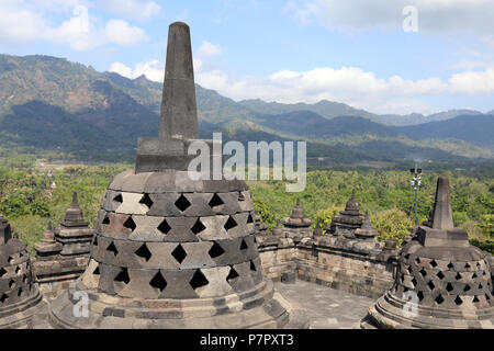 Borobudur, Indonesien - 23. Juni 2018: Blick von der oberen Ebene der buddhistischen Tempel von Borobudur, in der Nähe von Jogjakarta Stockfoto