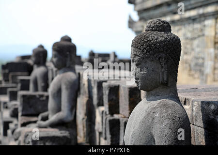 Borobudur, Indonesien - 23. Juni 2018: Blick auf die buddhistischen Tempel von Borobudur, in der Nähe von Jogjakarta Stockfoto