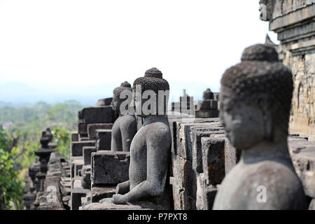 Borobudur, Indonesien - 23. Juni 2018: Blick auf die buddhistischen Tempel von Borobudur, in der Nähe von Jogjakarta Stockfoto