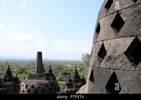 Borobudur, Indonesien - 23. Juni 2018: Blick von der oberen Ebene der buddhistischen Tempel von Borobudur, in der Nähe von Jogjakarta Stockfoto