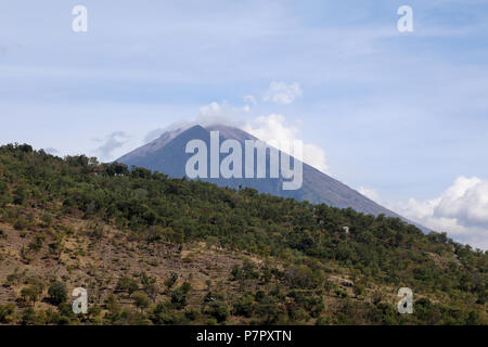 Amed, Indonesien - 3. Juli 2018: Blick auf den rauchenden Vulkan Mount Agung in Ost Bali, Indonesien Stockfoto