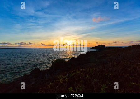 Sonnenuntergang im Ostchinesischen Meer, Okinawa, Japan Stockfoto