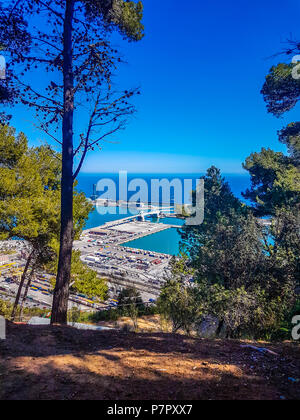 Luftaufnahme über Port Vell, einem der größten Häfen Europas, schöner blauer Himmel mit blauem kristallklarem Meerwasser, Ansicht von Montjuic Castle Stockfoto