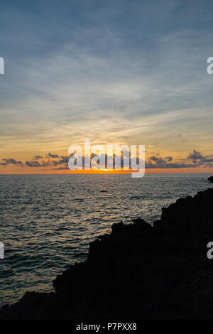 Sonnenuntergang im Ostchinesischen Meer, Okinawa, Japan Stockfoto