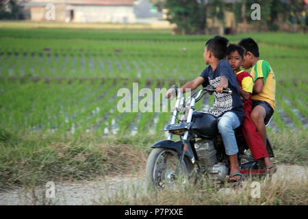 Drei Jungen reiten Motorräder in Bandung, Indonesien. Stockfoto