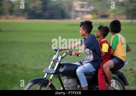 Drei Jungen reiten Motorräder in Bandung, Indonesien. Stockfoto