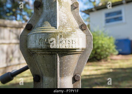 Die Fensterhebermechanik der Hügel Hoist Wäschetrockner Linie in einer australischen Hinterhof Stockfoto