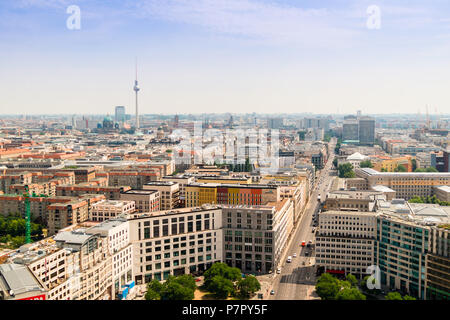 Luftaufnahme der Leipziger Straße, einer der wichtigsten Straßen in Berlin, verbindet Ost und West. Stockfoto