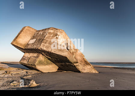 Die Ruinen des Zweiten Weltkriegs deutschen Bunker scheinen auf einem Strand in der Bucht der Somme gestrandet zu sein Stockfoto