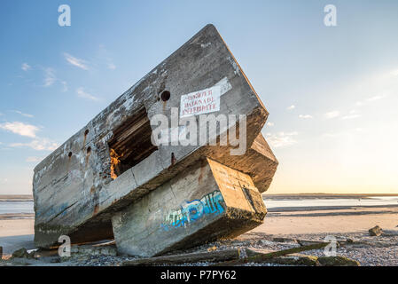 Die Ruinen des Zweiten Weltkriegs deutschen Bunker scheinen auf einem Strand in der Bucht der Somme gestrandet zu sein. Es ist mit Graffiti bedeckt Stockfoto