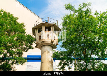 Eines der letzten Relikte der DDR - der Typ BT6 Wachturm am Potsdamer Platz. Stockfoto