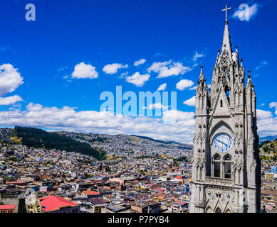 Ecuador, Blick auf Quito von majestätischen Basilika del Voto Nacional Clock Tower Stockfoto