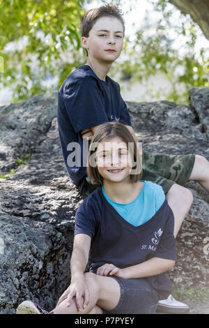 12 yeard alter Bruder und 8 yead alte Schwester, für Porträts Cranbrook, BC, Kanada posieren. Model Released, Boy Nr. 105, Mädchen Nr. 104 Stockfoto