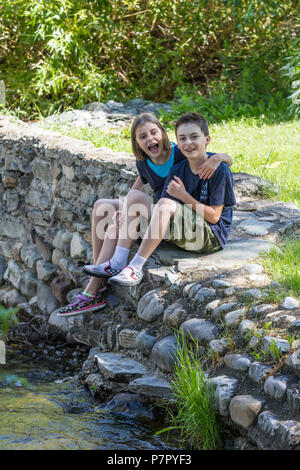 12 yeard alter Bruder und 8 yead alte Schwester, für Porträts Cranbrook, BC, Kanada posieren. Model Released, Boy Nr. 105, Mädchen Nr. 104 Stockfoto