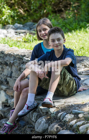 12 yeard alter Bruder und 8 yead alte Schwester, für Porträts Cranbrook, BC, Kanada posieren. Model Released, Boy Nr. 105, Mädchen Nr. 104 Stockfoto