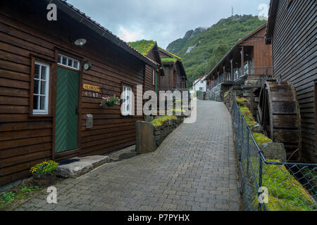 Traditionelle norwegische Holzhaus. Typisch norwegische Haus. Typisch norwegische Haus mit Gras auf dem Dach Norwegens Stockfoto