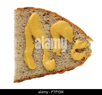 Eine Scheibe von Roggen ländlichen Brot ist mit gelben französischer Senf bestrichen. Auf weissem studio Makroaufnahme isoliert Stockfoto