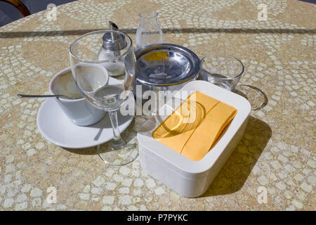 Leere schmutzige Gläser blieben nach einem touristischen Frühstück auf dem Tisch im Restaurant. Sonniger Frühlingstag closeup Konzept Stockfoto