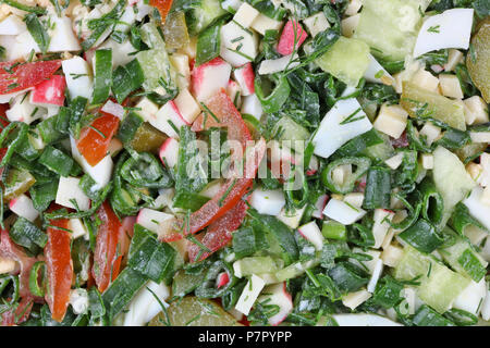 Salat aus Gemüse, Eier und Crab Sticks Hintergrund. Studio Makroaufnahme Stockfoto