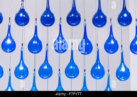 Blaues Glas gebunden Seil hängend an der Decke. Stockfoto