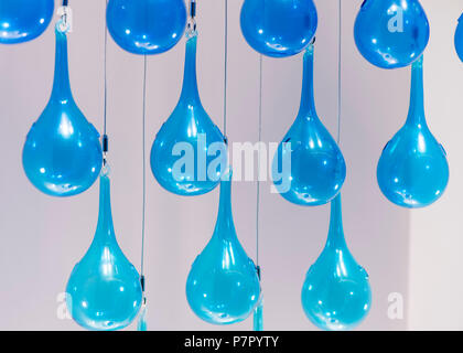 Blaues Glas gebunden Seil hängend an der Decke. Stockfoto