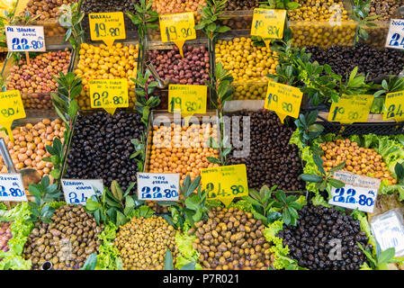 Verschiedene Arten von Oliven zum Verkauf auf einem Markt in Istanbul, Türkei gesehen Stockfoto