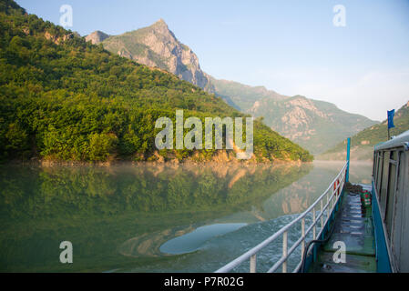 Mit dem Boot von Fierze zu Komani am Fluss Drin, Albanien Stockfoto