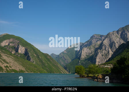 Mit dem Boot von Fierze zu Komani am Fluss Drin, Albanien Stockfoto