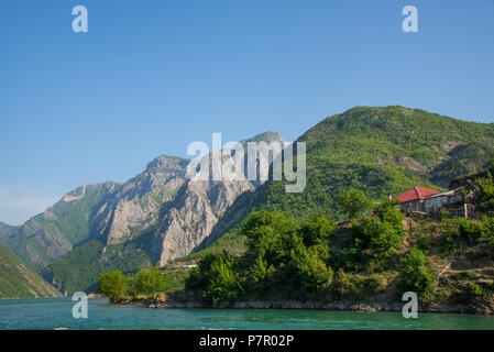 Mit dem Boot von Fierze zu Komani am Fluss Drin, Albanien Stockfoto