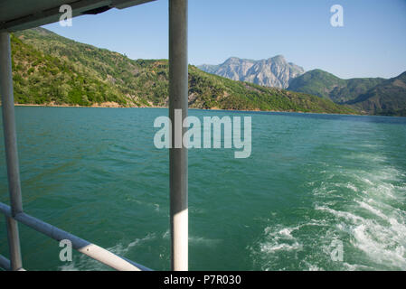 Mit dem Boot von Fierze zu Komani am Fluss Drin, Albanien Stockfoto