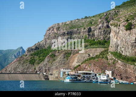 Mit dem Boot von Fierze zu Komani am Fluss Drin, Albanien Stockfoto