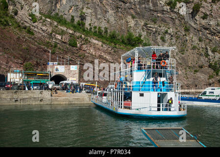 Mit dem Boot von Fierze zu Komani am Fluss Drin, Albanien Stockfoto