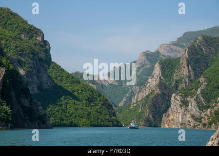 Mit dem Boot von Fierze zu Komani am Fluss Drin, Albanien Stockfoto