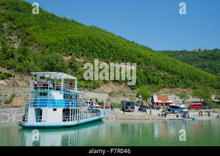 Mit dem Boot von Fierze zu Komani am Fluss Drin, Albanien Stockfoto