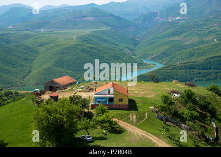 Blick auf die Landschaft von Nord osten Albanien mit grünen Hügeln und den Fluss Stockfoto